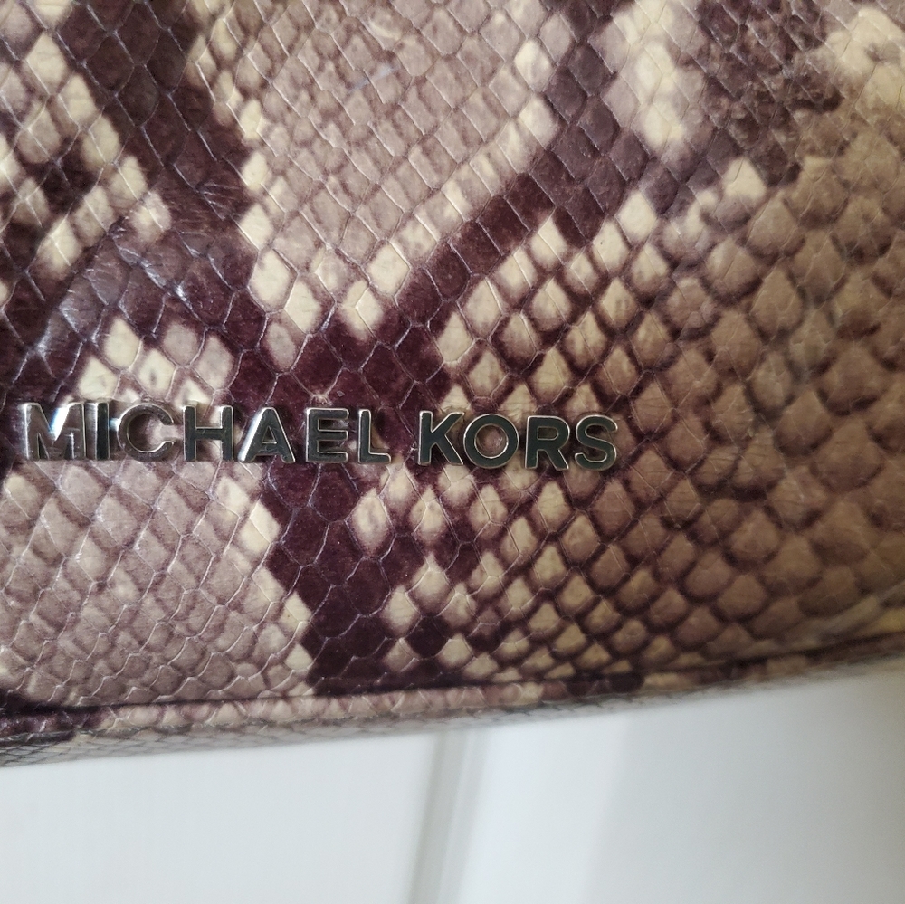 A purse - Picture 3 of 4